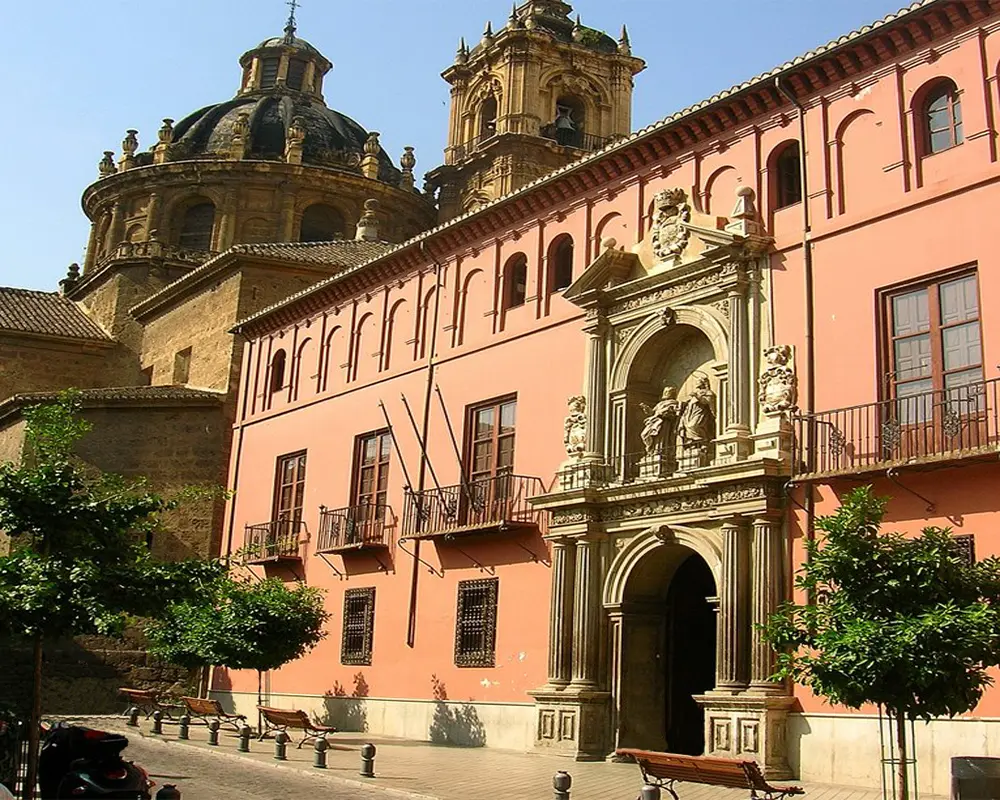 Puerta Elvira: Colegio-de-San-Bartolomé-y-Santiago.