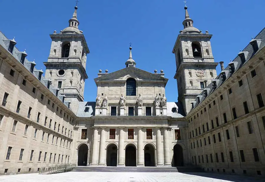 Real Monasterio de San Lorenzo del Escorial: Patio de Reyes