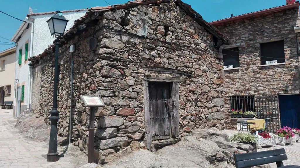 Casa primitiva original construida por los pastores de Horcajo de la Sierra para fundar La Acebeda