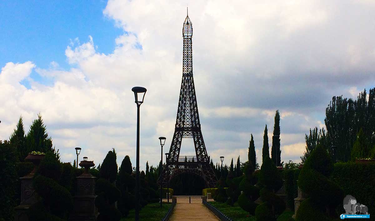  Torre Eiffel en Parque Europa