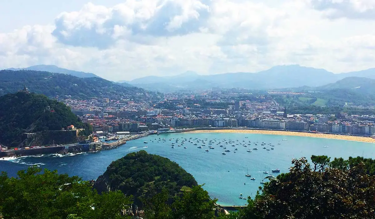 "Vista panorámica de la Bahía de San Sebastián desde el mirador de Monte Igueldo."