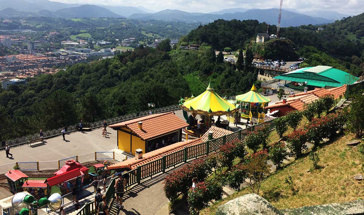 "Vista general del parque de atracciones de San Sebastián en Monte Igueldo."