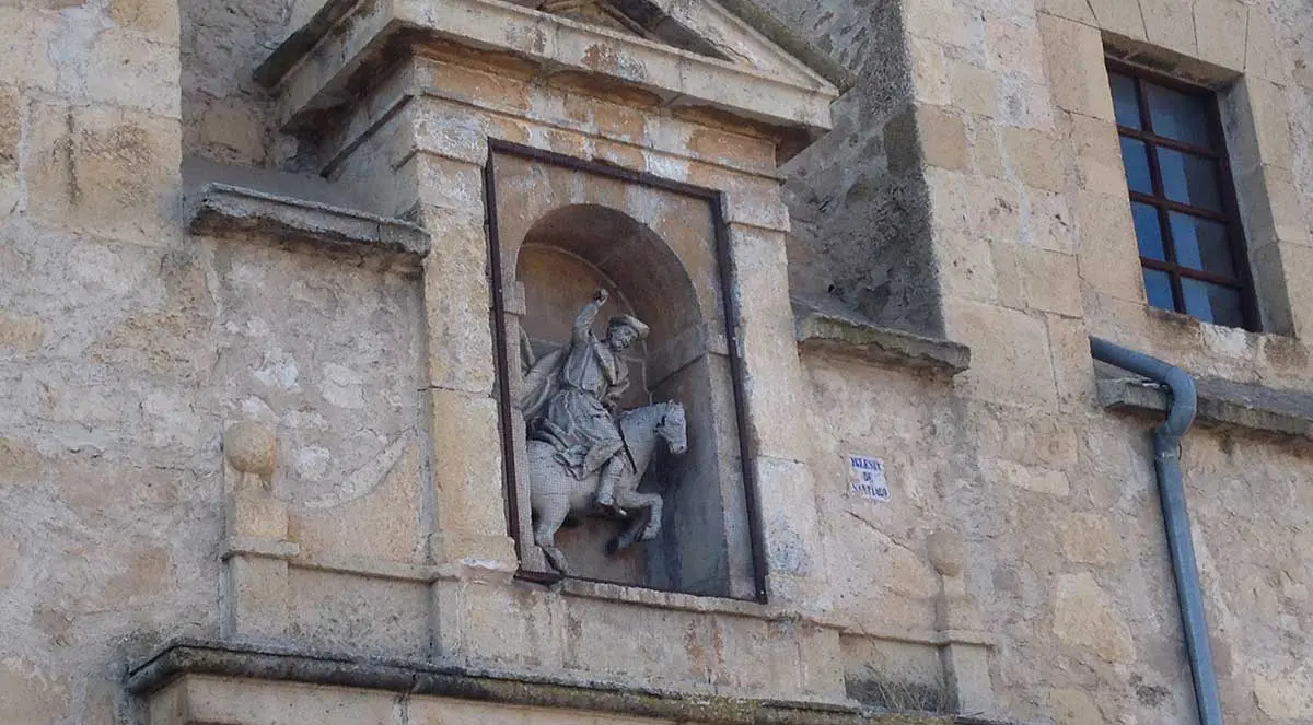 Escultura de Santiago Matamoros encima de la puerta principal de la Iglesia de Santiago de Turégano.