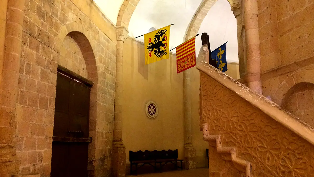 "Banderas de las circunscripciones de la orden en el piso bajo. / Iglesia Vera Cruz de Segovia"
