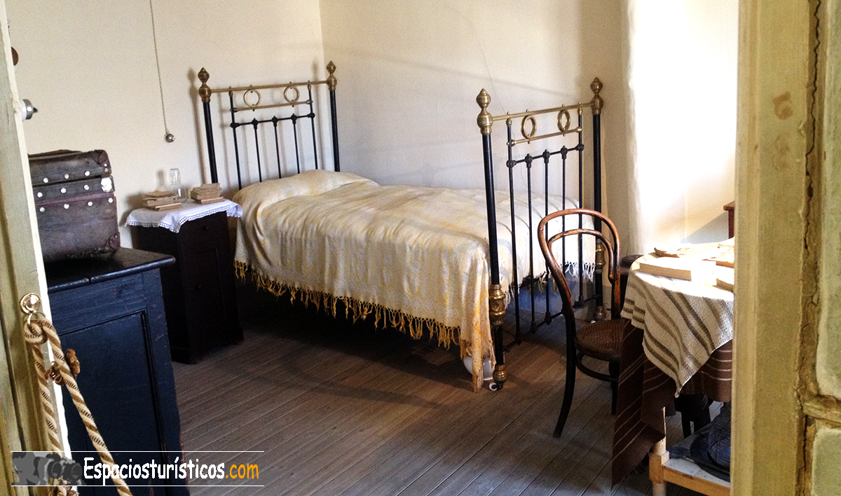 "Habitación de Antonio Machado durante su estancia en Segovia."