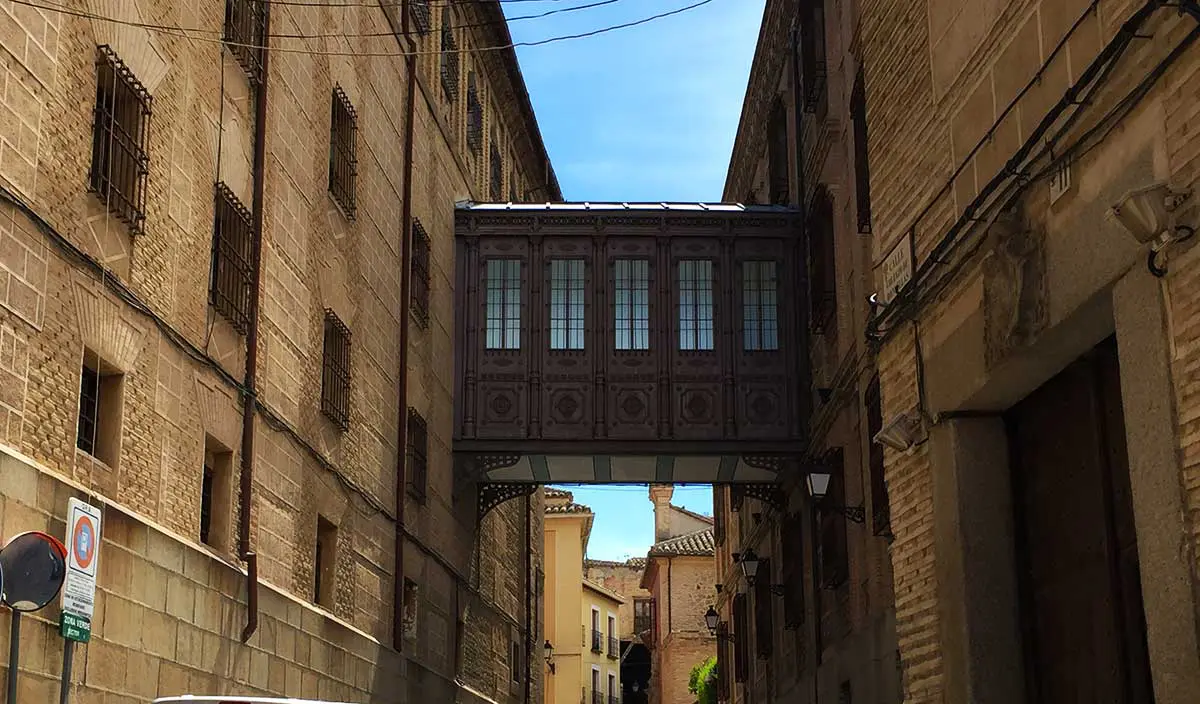 Pasadizo entre edificios del Colegio de Doncellas Nobles de Toledo