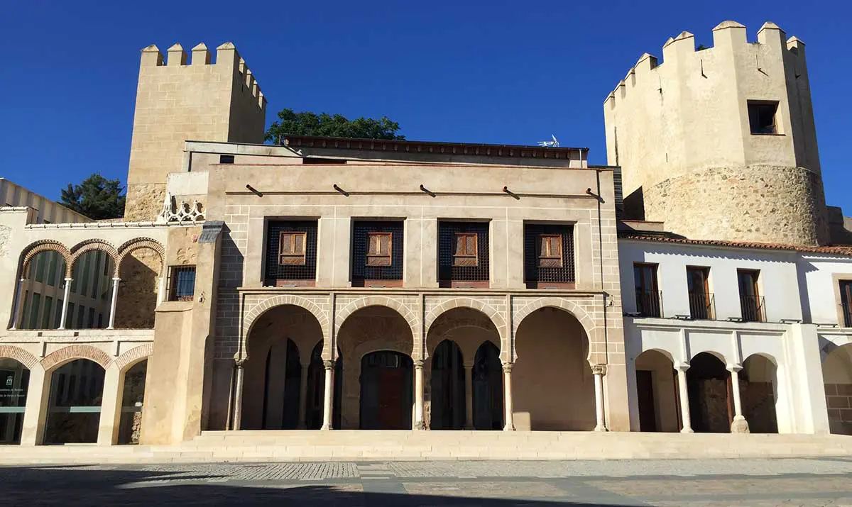 Fachada principal del antiguo ayuntamiento de Badajoz