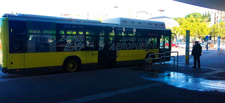 Autobus Exprés aeropuerto en dársenas junto a Acceso Cercanías