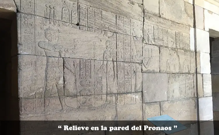 relieve en la pared de la nave del Pronaos del Templo de Debod
