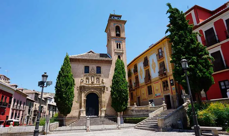La imagen tiene un atributo ALT vacío; su nombre de archivo es Granada_iglesia-santa-ana.jpg