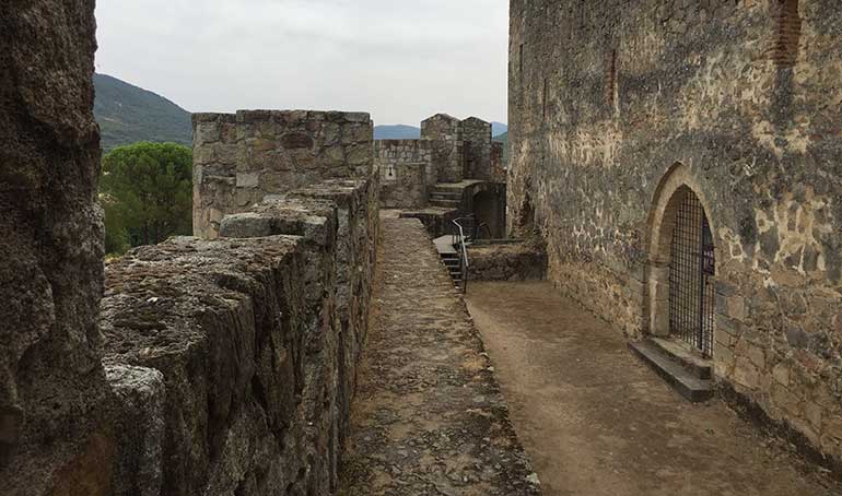 murallas del Castillo de la adrada