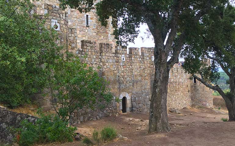 poterna abierta en la muralla del Castillo de la Adrada