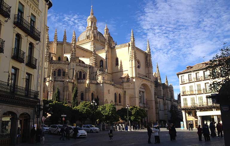Fachada de la Catedral de Santa María vista desde la plaza Mayor de Segovia