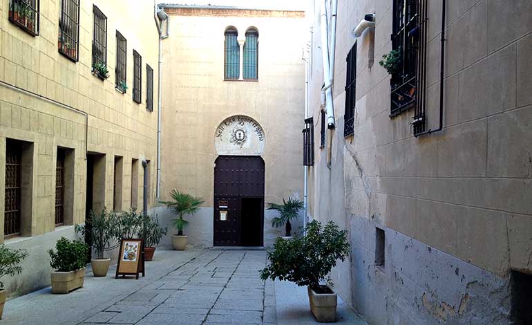 Puerta interior de acceso a la Iglesia Corpus Christi