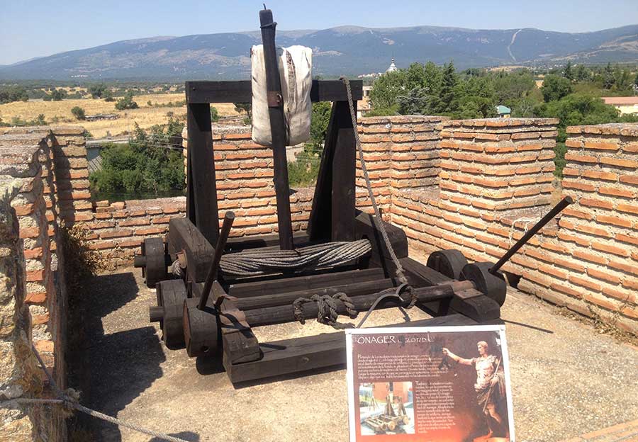 Maquina de asedio expuesta en el museo al aire libre de Buitrago del Lozoya (Comunidad de Madrid)