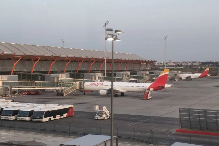 Aviones de Iberia en zona de embarque del Aeropuerto Adolfo Suárez Madrid Barajas