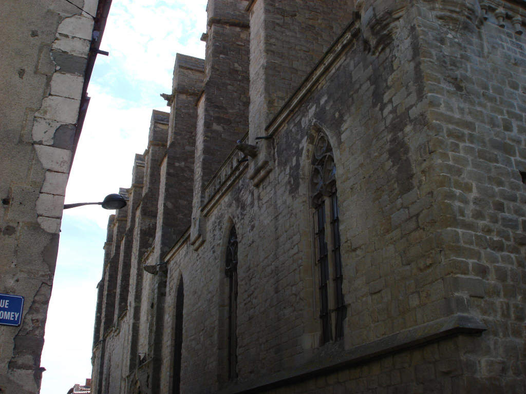 Vista lateral de la Iglesia de San Vicente en Carcassonne