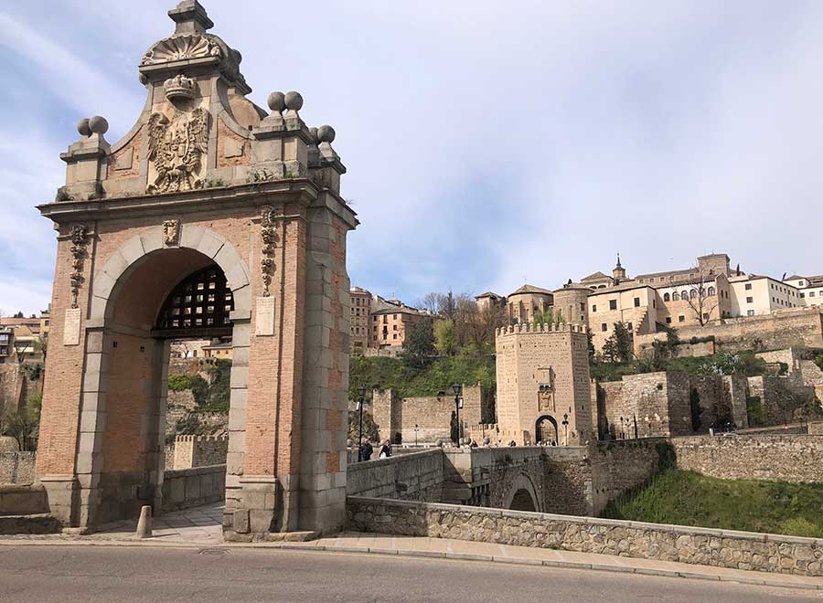 Puente y puerta de Alcántara en Toledo