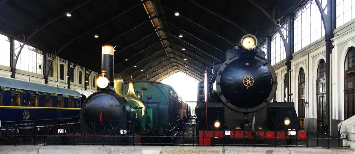 Vista de las locomotoras expuestas en el Museo del Ferrocarril de Madrid