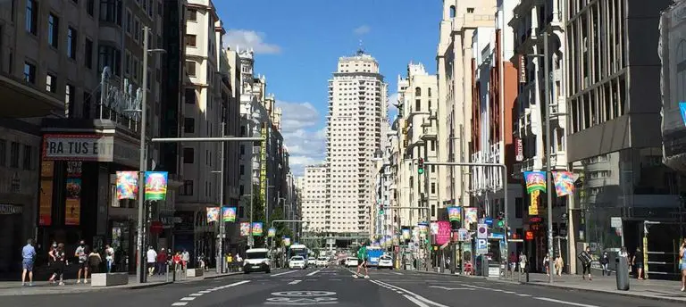 Calle Gran Vía_ lugar destacado de nuestra Guía turística de Madrid