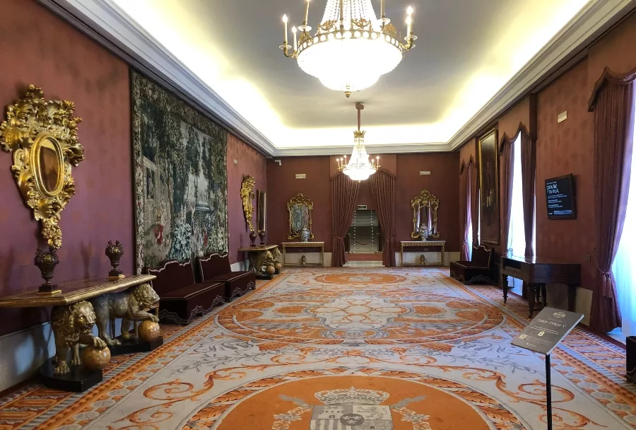 El Salón Felipe V es un espacio elegante utilizado para eventos formales y recepciones de alto nivel