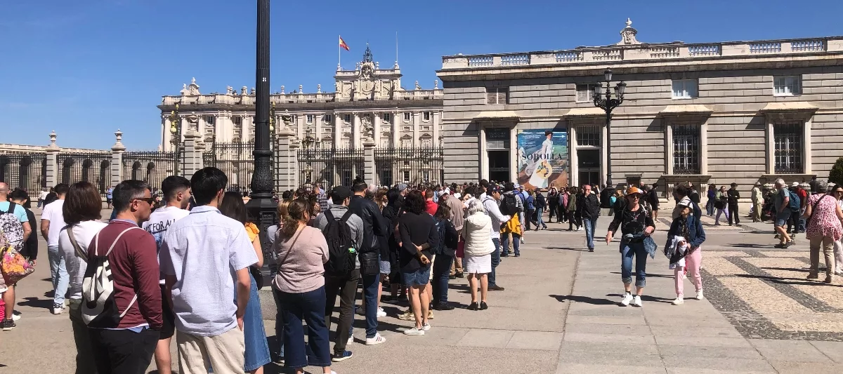 Cola de acceso al Palacio Real de Madrid