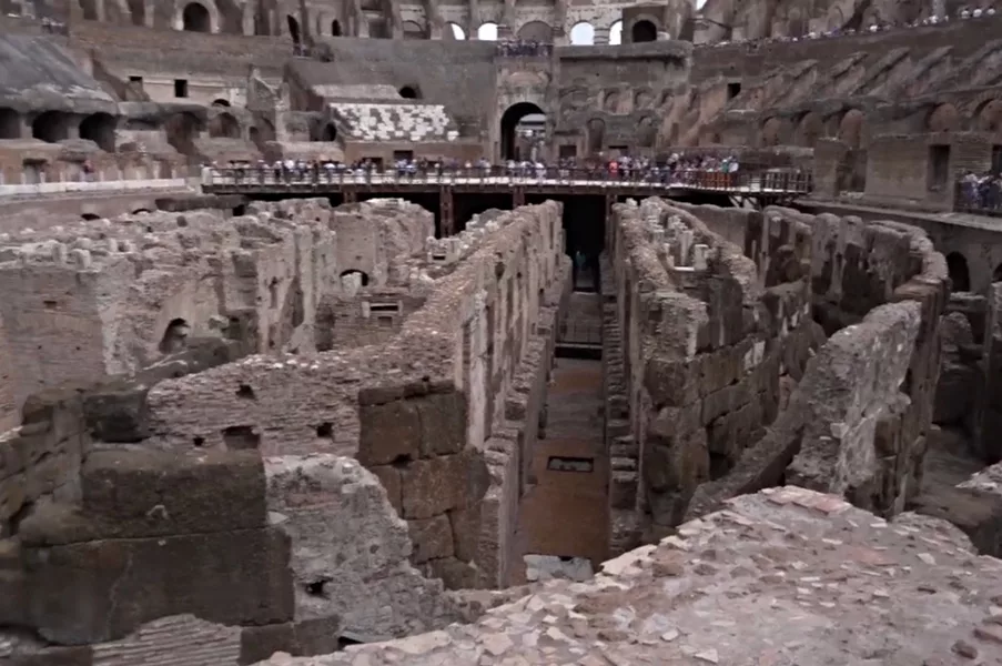 Galerías bajo la arena del Coliseo Romano