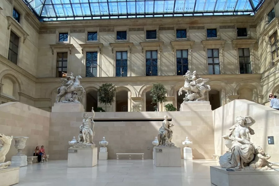 Acceso principal del Museo del Louvre
