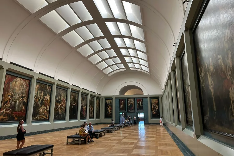 Sala del Museo del Louvre