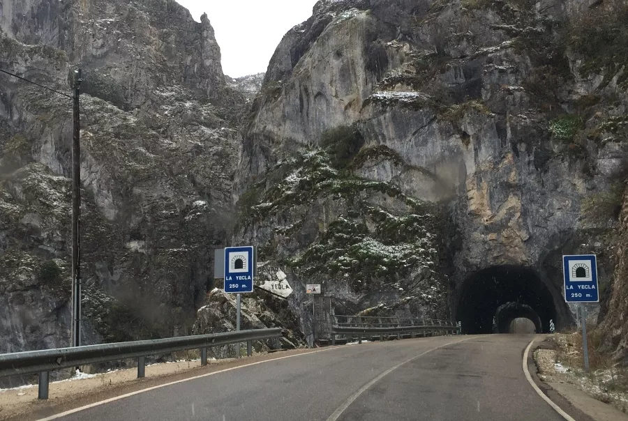 Tunel de la carretera que pasa por el desfiladero de Yecla