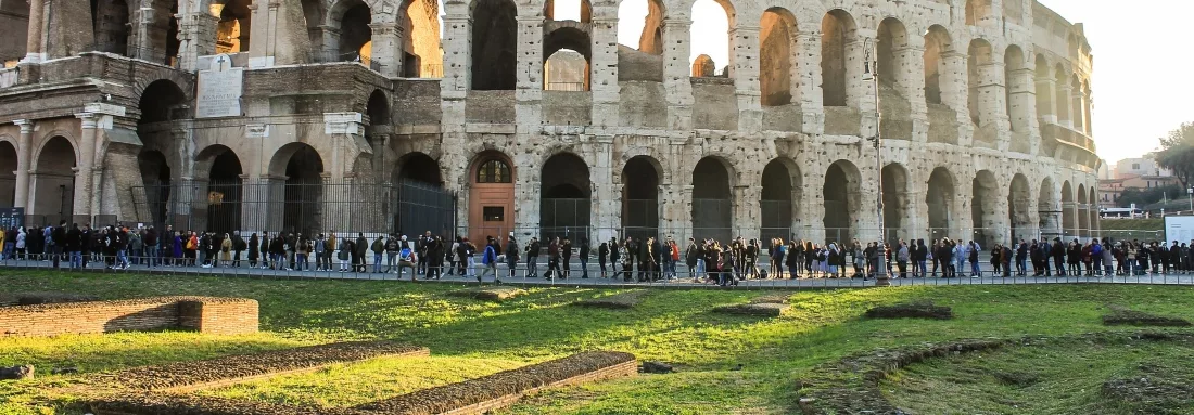 Largas colas para visitar el Coliseo Romano