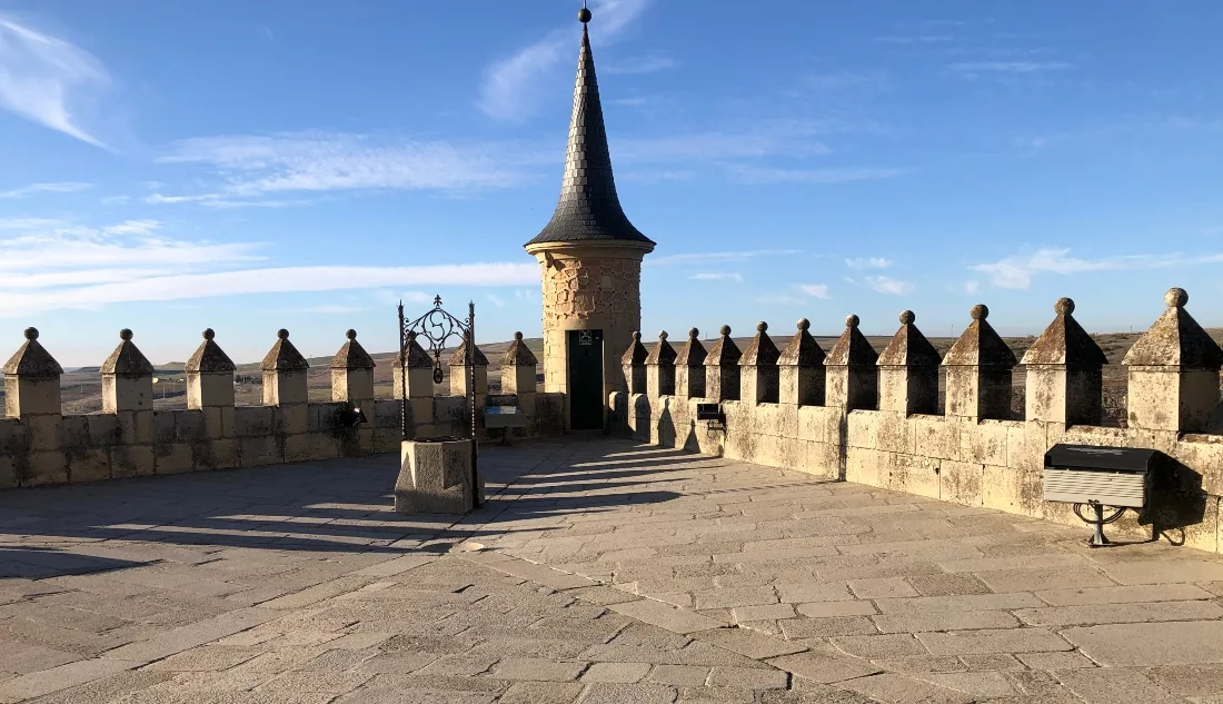 Muros del Alcázar  coronados por almenas